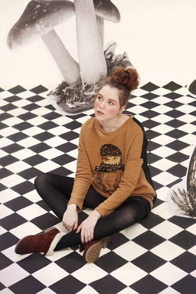 38周深卡其美女圖案衛衣