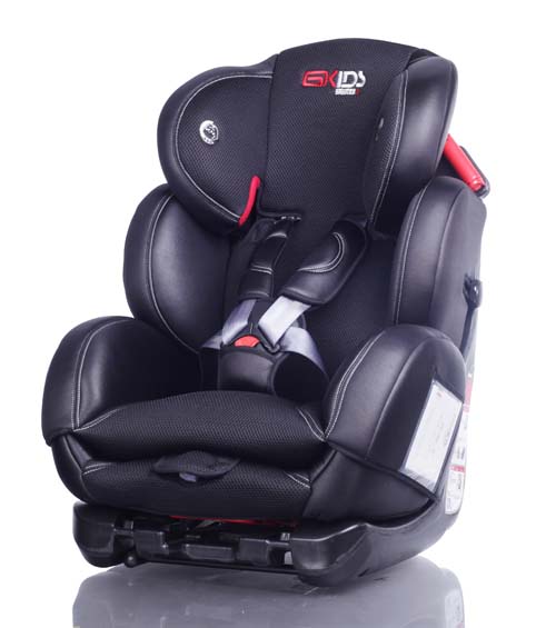 環(huán)球娃娃魔力星黑色安全座椅側面