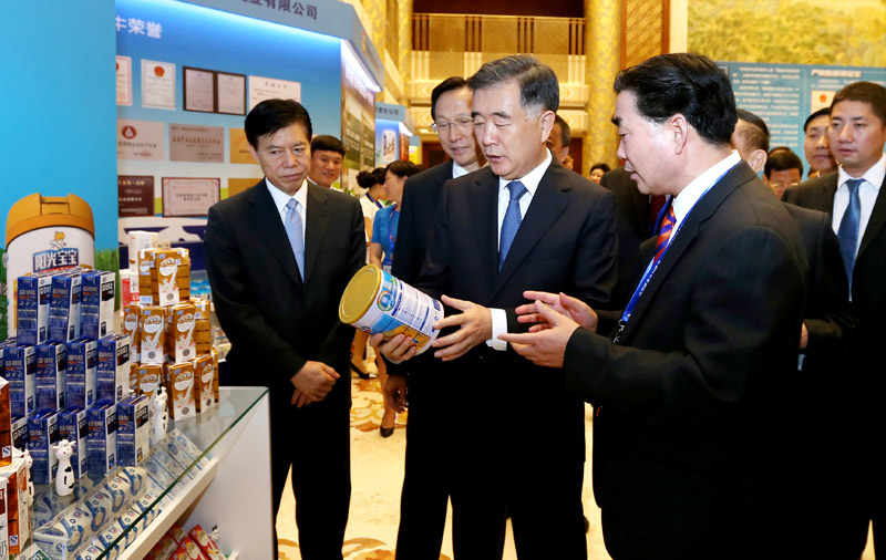 圖為國務院副總理汪洋在銀橋展位前聽取劉華國董事長介紹產品生產研發情況1.jpg 圖為國務院副總理汪洋在銀橋展位前聽取劉華國董事長介紹產品生產研發情況1.jpg