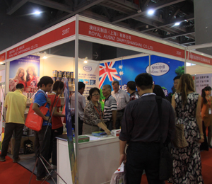 代理商在皇家澳紐展位前