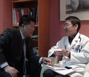 崔玉濤手拿愛寶