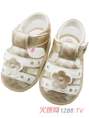 ��ʹ֮�뽛��С���냺Ь��ɫ